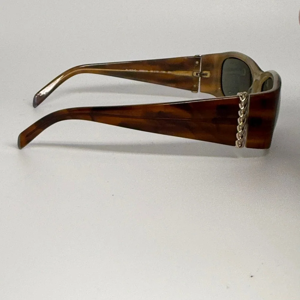 Adrienne Vittadini AV 5054S Tortoise Shell Rectangular Sunglasses Gold Chain 56m